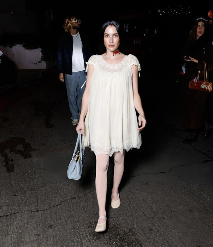 emma-roberts-in-white-dress-at-halloween-party-2025-in-la-0.jpg