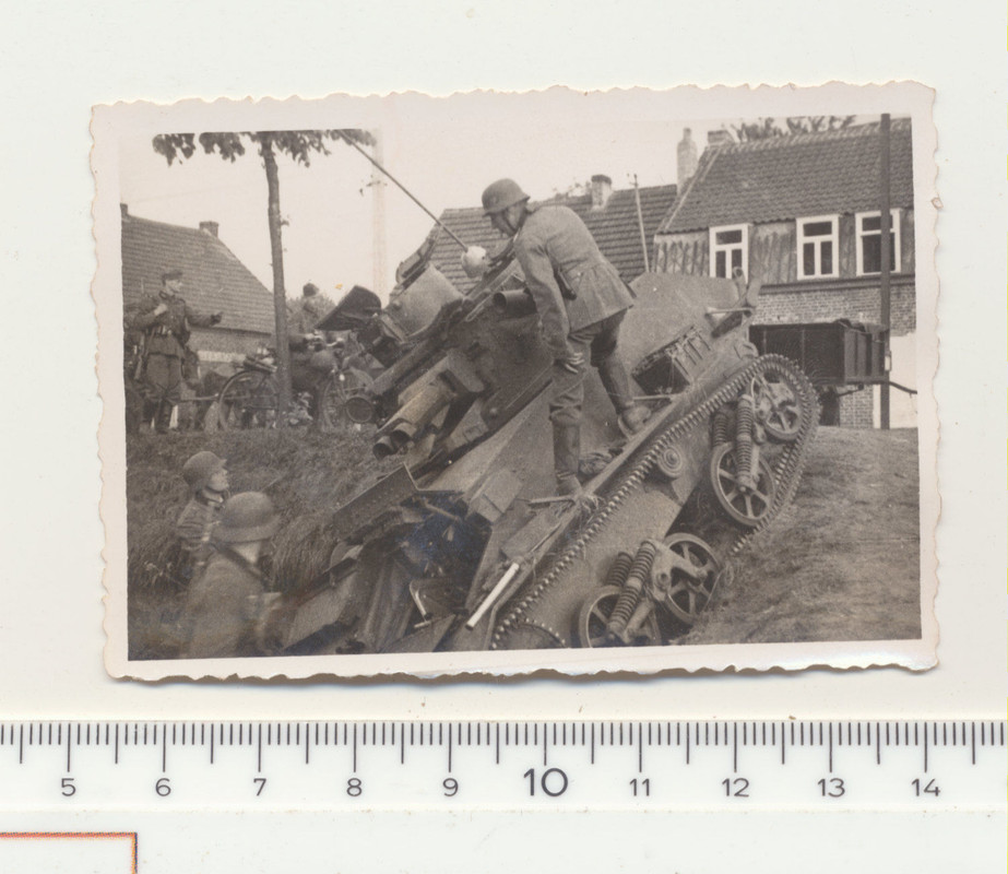 KAMERADEN MIT ERBEUTETEM FRANZÖSISCHEN PANZER VO