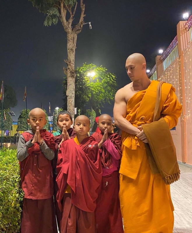 Nhìn anh Thầy chùa mà muốn đi tu với ảnh ghê! Hu hu..