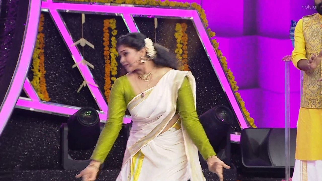 Nandana varma sexy in saree navel show-uploaded.mp4_snapshot_02.07.033