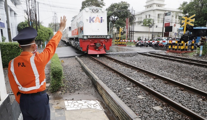 Seorang Penjaga Jalan Lintasan (PJL) memiliki tugas untuk mengamankan perjalanan kereta api di pelintasan sebidang.
