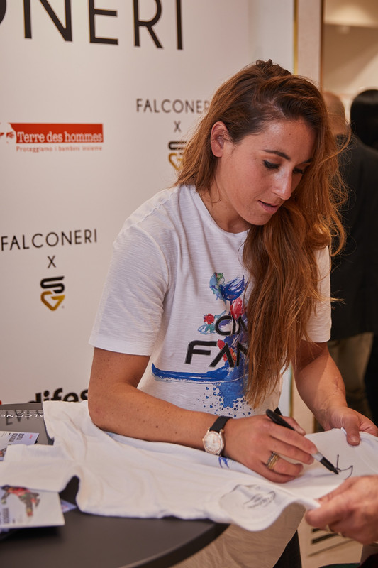 Falconeri con Sofia Goggia per Terre des Hommes Falconeri con Sofia Goggia per Terre des Hommes