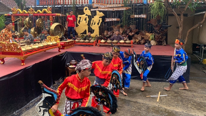 Sejumlah anak-anak tampilkan pertunjukan seni spesial dalam acara Pasar Seni Romantisme dalam Keberagaman yang digelar di Desa Kenalan, Borobudur, Jawa Tengah.