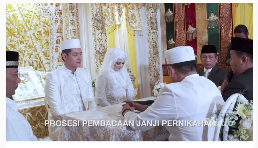 cut Meyriska tertunduk sambil tersipu 