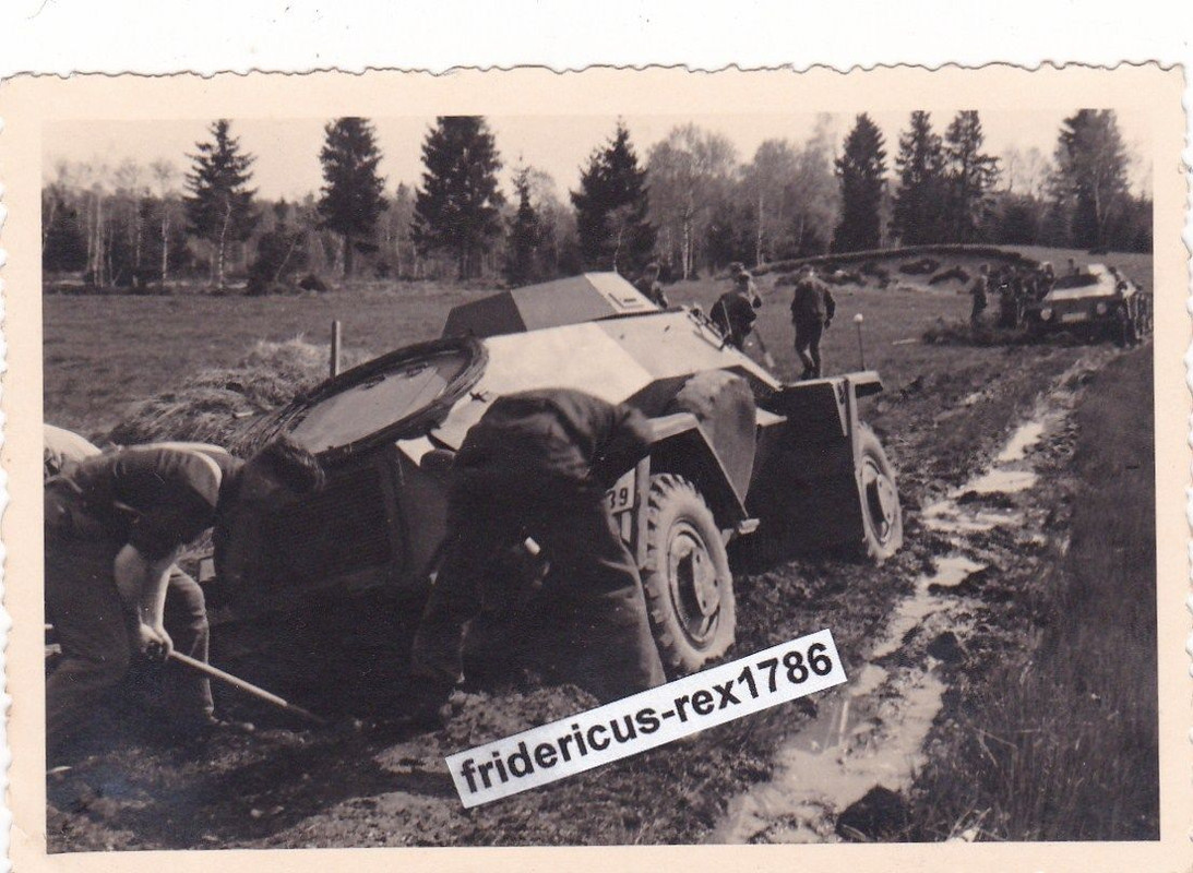 Foto 2 Panzerspähwagen Sd.Kfz. 221 Panzer Tank i