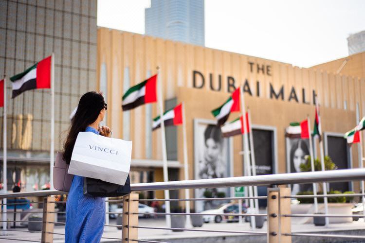 دبي مول، وجهة التسوق والترفيه الشهيرة على بعد دقائق قليلة من الفندق.