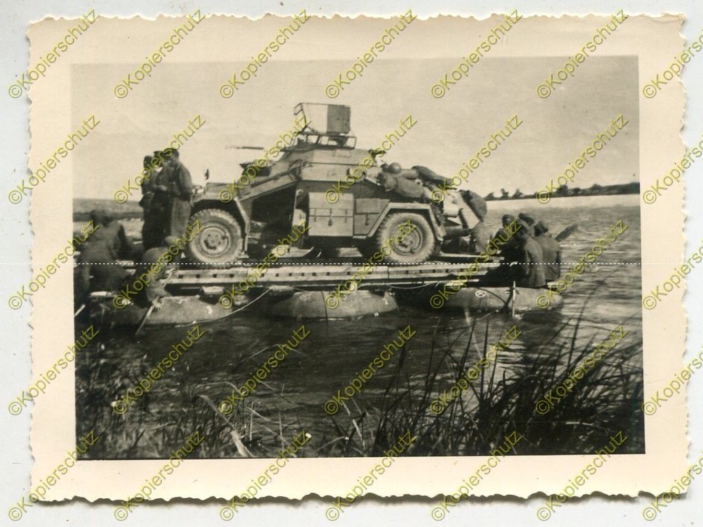 Foto, Wehrmacht, leichter Panzerspähwagen (2 cm) auf Floßfähre, 