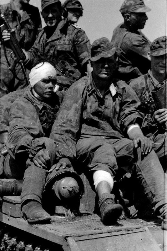 Infantes de las SS heridos son transportados sobre el lomo de un tanque hacia la retaguardia