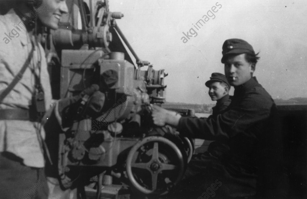 Hitlerjugend am Flakgeschütz 1944 (1)