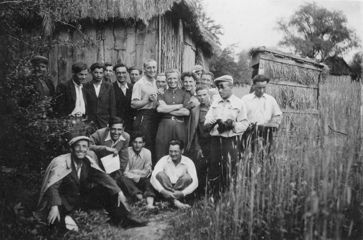 3-Роман Павлишин, другий з ліва в передньому ряді, учасник Похідної групи, 1941 р.