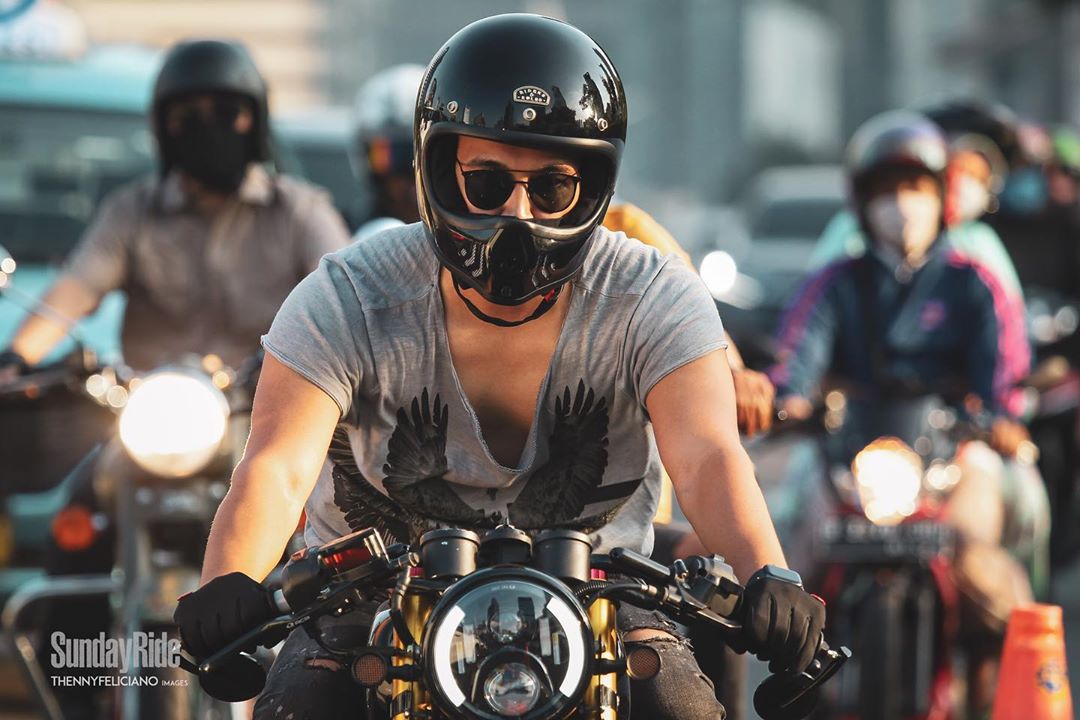 Indra P Sinaga saat mengendarai motor gede