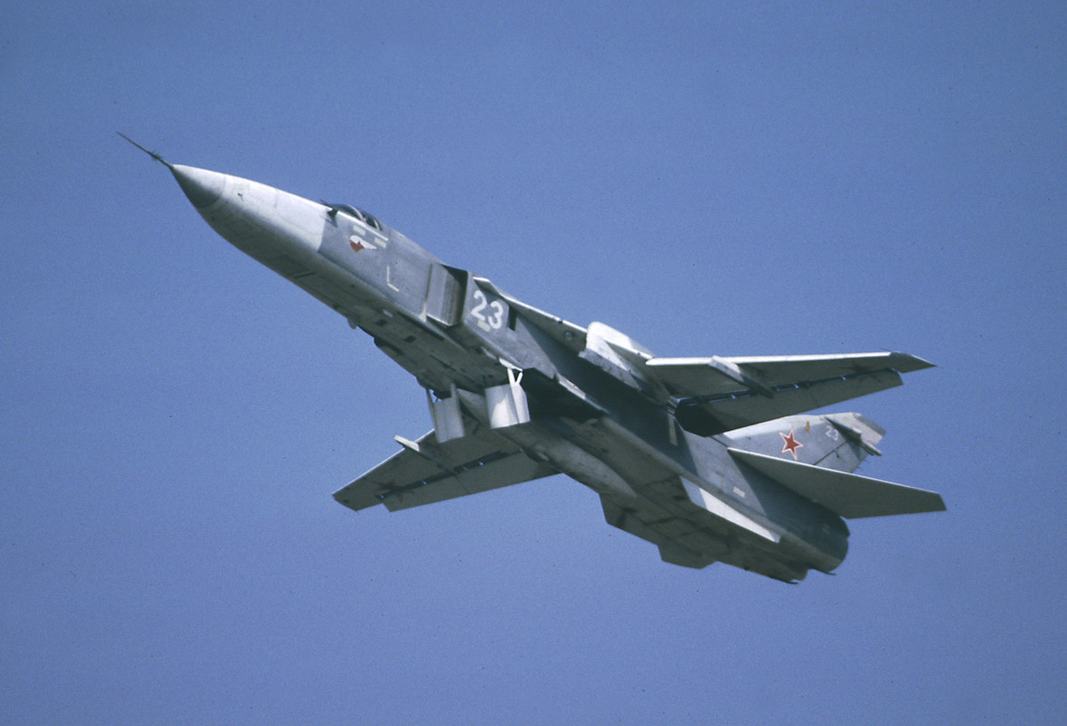 11 ORAP Su-24MR 23 White_0615308 (2)