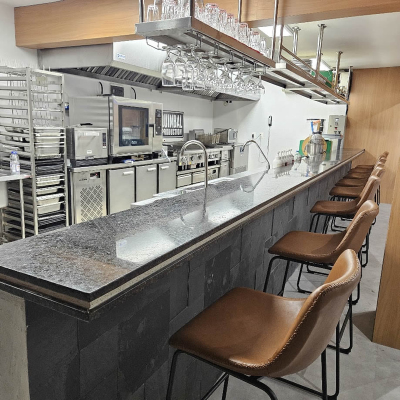 Cozinha industrial com plateia integrada