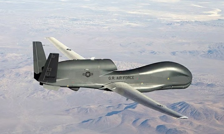 Un drone ARD-01 'Vigilant' de la G.R. Air force survolant les terres dévastés sur Dakora, en prévision de l'arrivée des forces westaliennes dans la région.