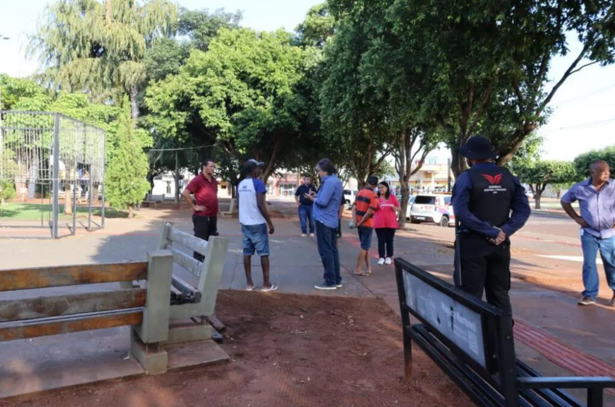 Prefeita Wanderleia e o deputado Caravina esteviram logo pela manhã na praça central da cidade acompanhando os trabalhos - Foto: Prefeitura de Bataguassu
