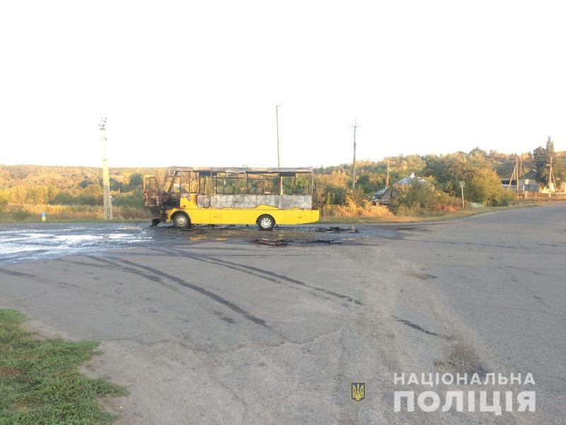 Пассажирский автобус загорелся на ходу в Харьковской области (фото)