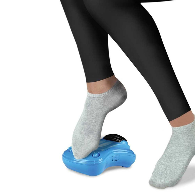 Una persona disfrutando de un masaje de pies con el hidromasajeador Homedics.
