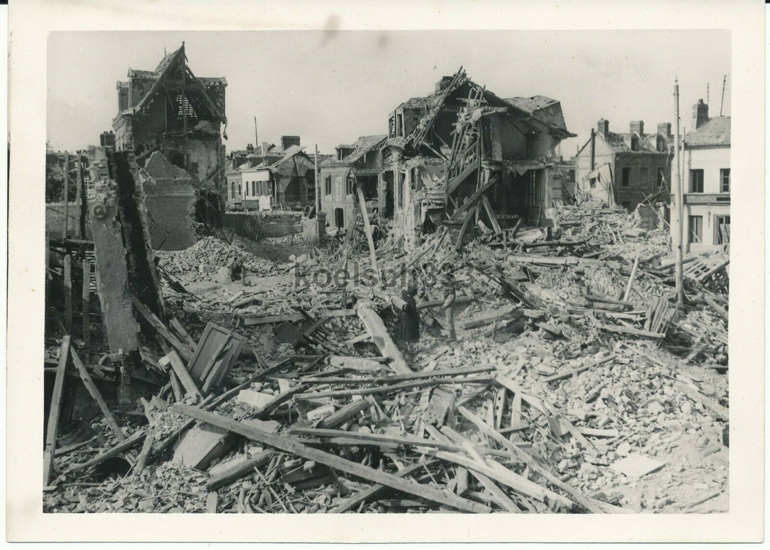 Foto Ruinen in der schwer zerstörten Stadt Rouen in Frankreich 1940dda
