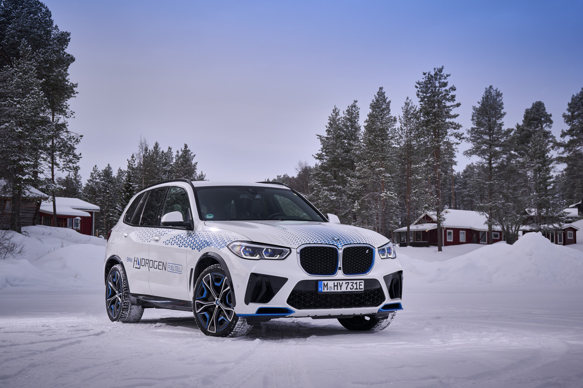 P90453434_highRes_bmw-ix5-hydrogen-win