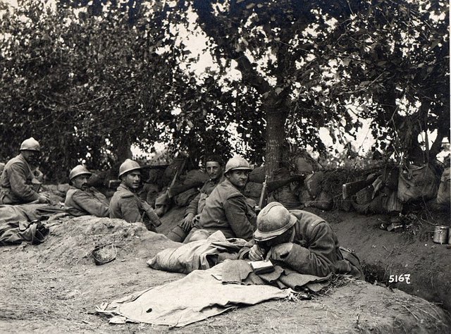 800px-WWI-Battle-of-the-Piave-River-22nd-June-1918-Italian-frontline-trench-near-Candelu