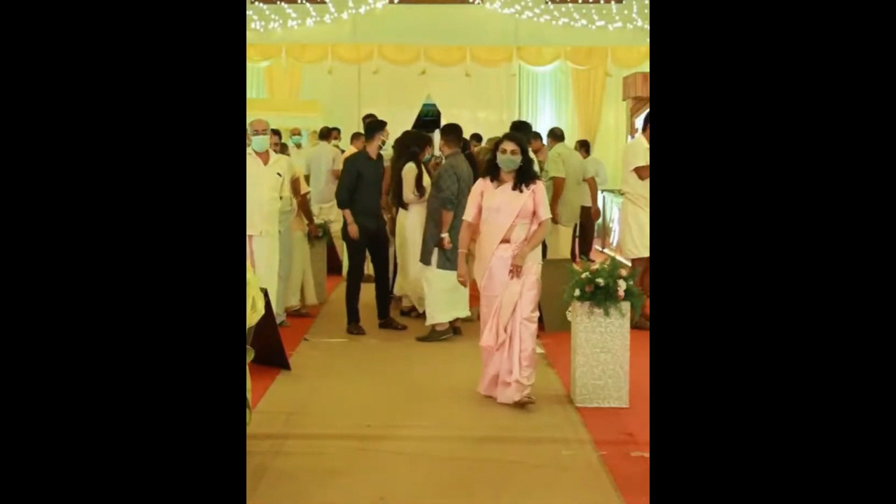 Malayali lady casually show open navel in pink saree mp4 snapshot 00 04 040