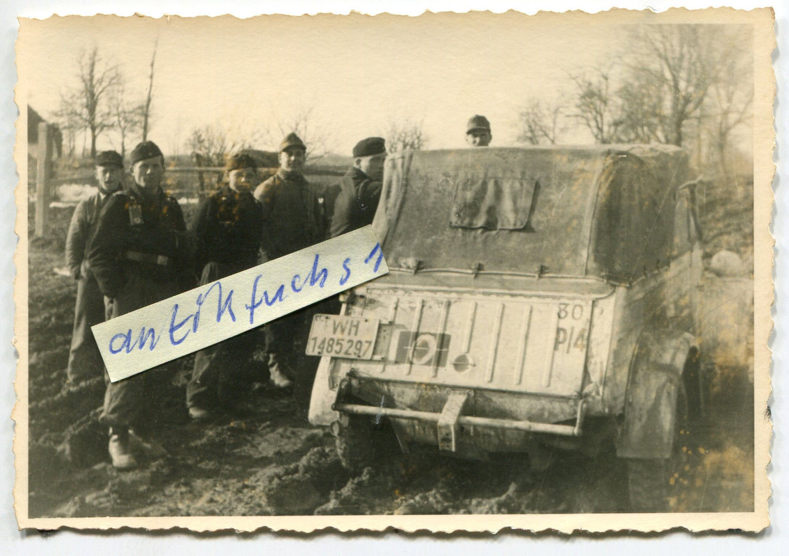 VW-Kübelwagen mit Tarnanstrich bei einer Deutscher Panzer-Einhei