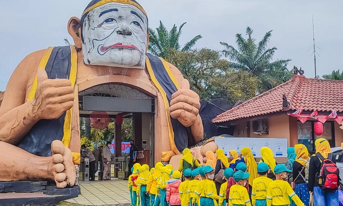 Wisatawan di Sanggaluri Park Purbalingga yang menawarkan wahana rekreasid dan edukasi keluarga.