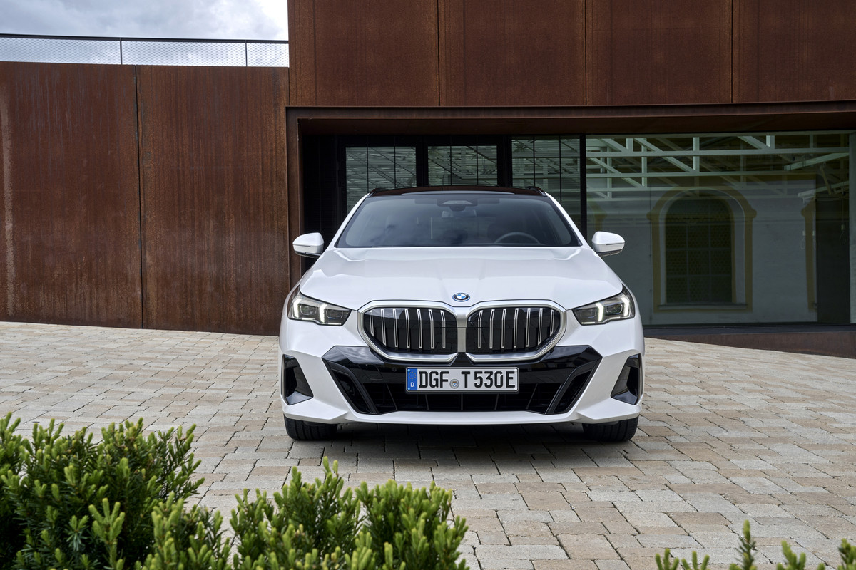 P90551929_highRes_the-new-bmw-530e-tou
