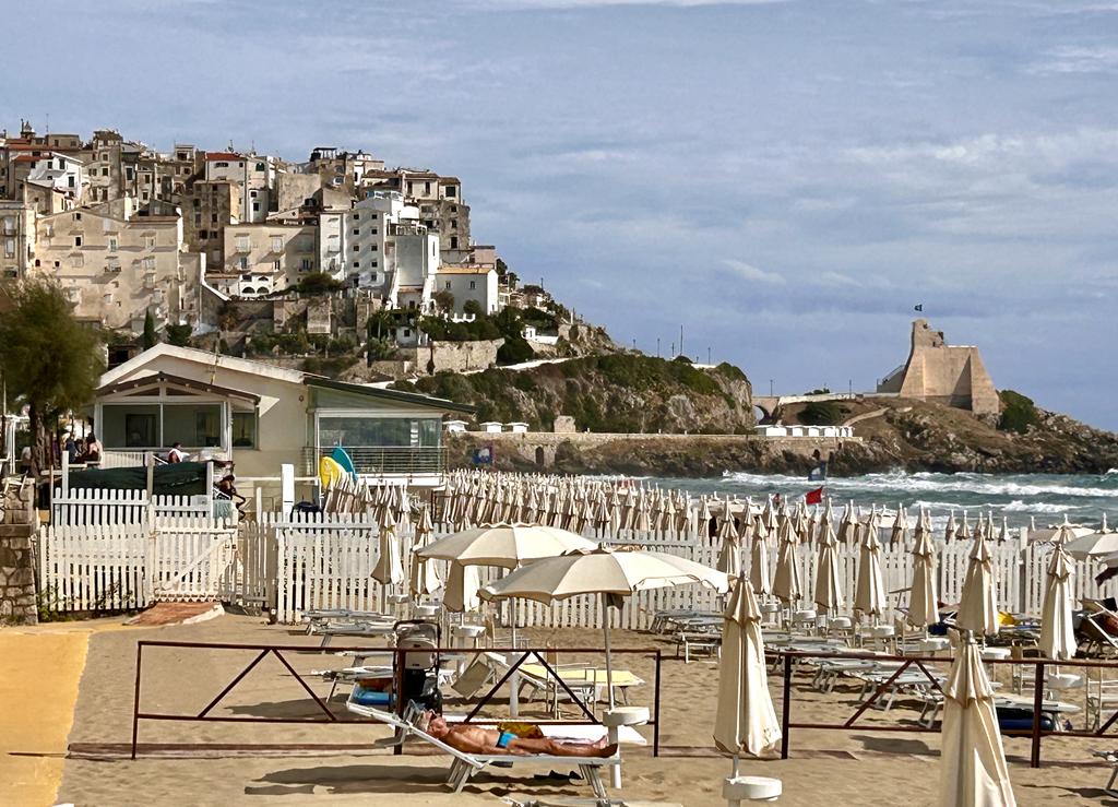 Жаркий сентябрь на побережье Тирренского моря.