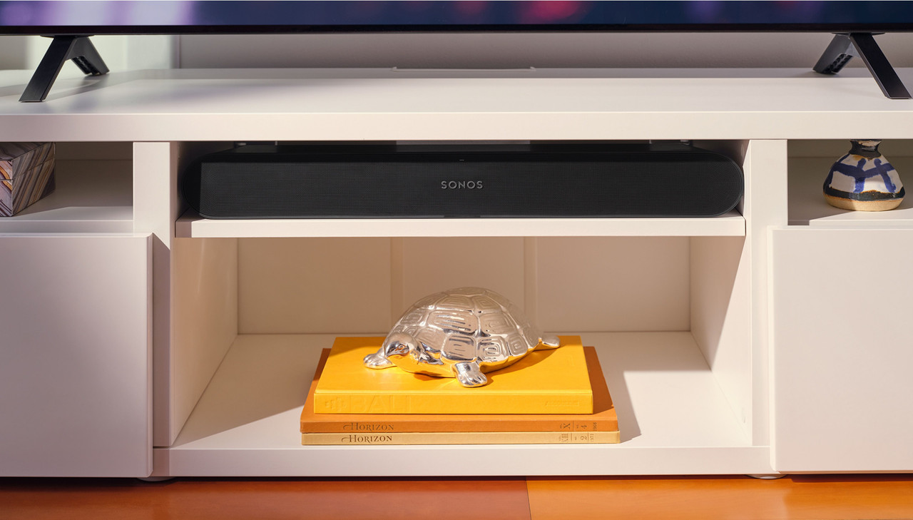 Sonos Ray en una sala de estar, mostrando su integración con el ecosistema Sonos.
