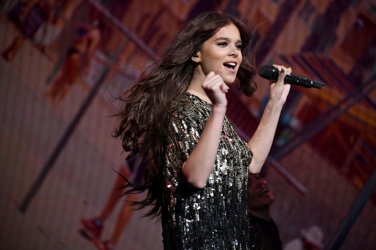 hailee-steinfeld-performs-at-radio-city-music-hall-in-new-york-0