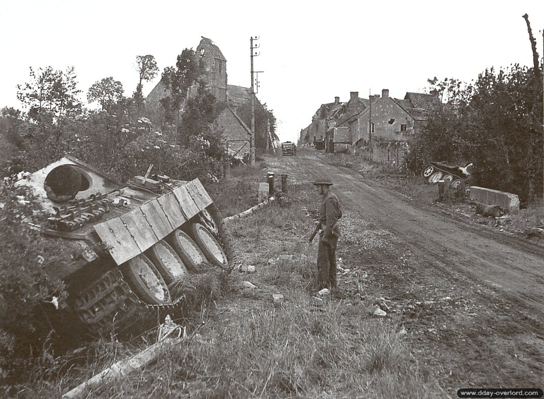 Sherman Firefly Vs 5 Panther Sgt-W-Harris-D-C-M-avec-son-artilleur-Tpr-I-D-Mackillop-lingevres-20-aout-1944