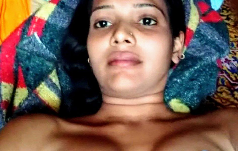 Desi indian girl Showing her boob and hairy pssy closeup