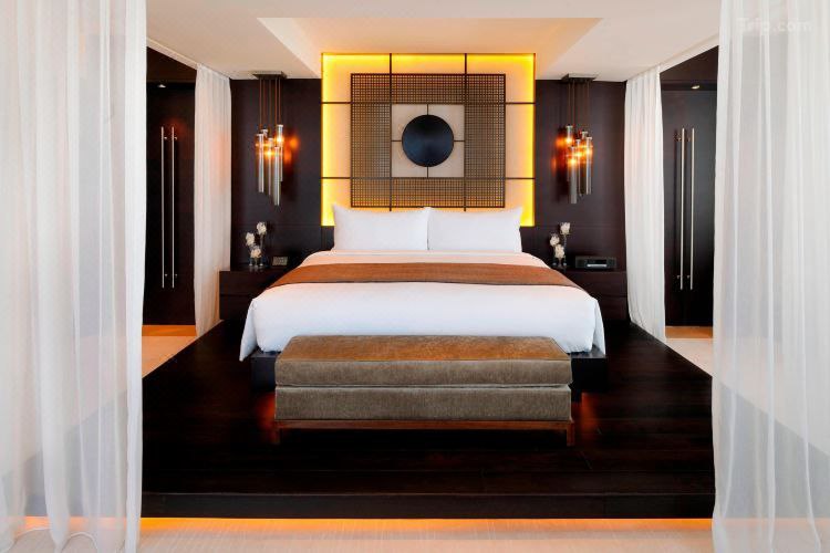 غرفة فاخرة في فندق JW Marriott Marquis Dubai تضم سرير كينغ، بديكور عصري أنيق وإضاءة دافئة، مع نافذة كبيرة تطل على أفق دبي