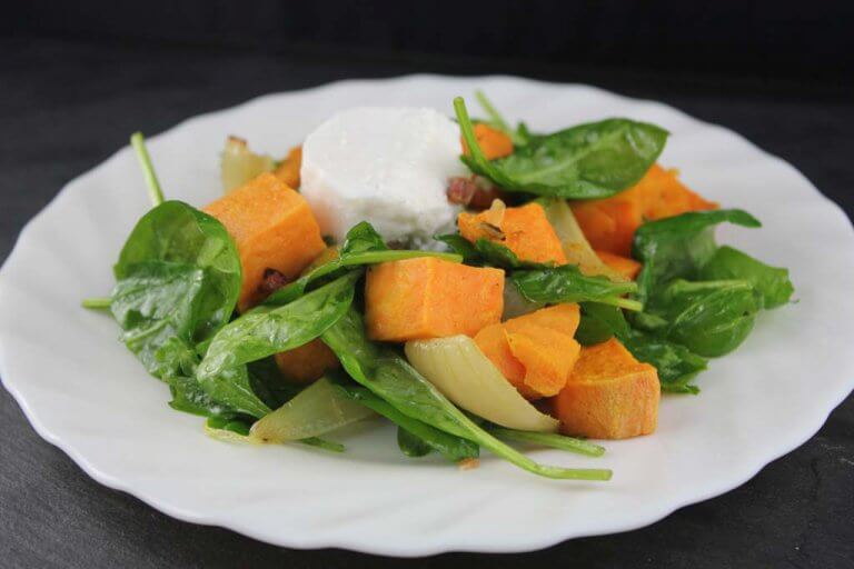 Süßkartoffelsalat mit Spinat und Ziegenfrischkäse Süßkartoffelsalat mit Spinat und Ziegenfrischkäse