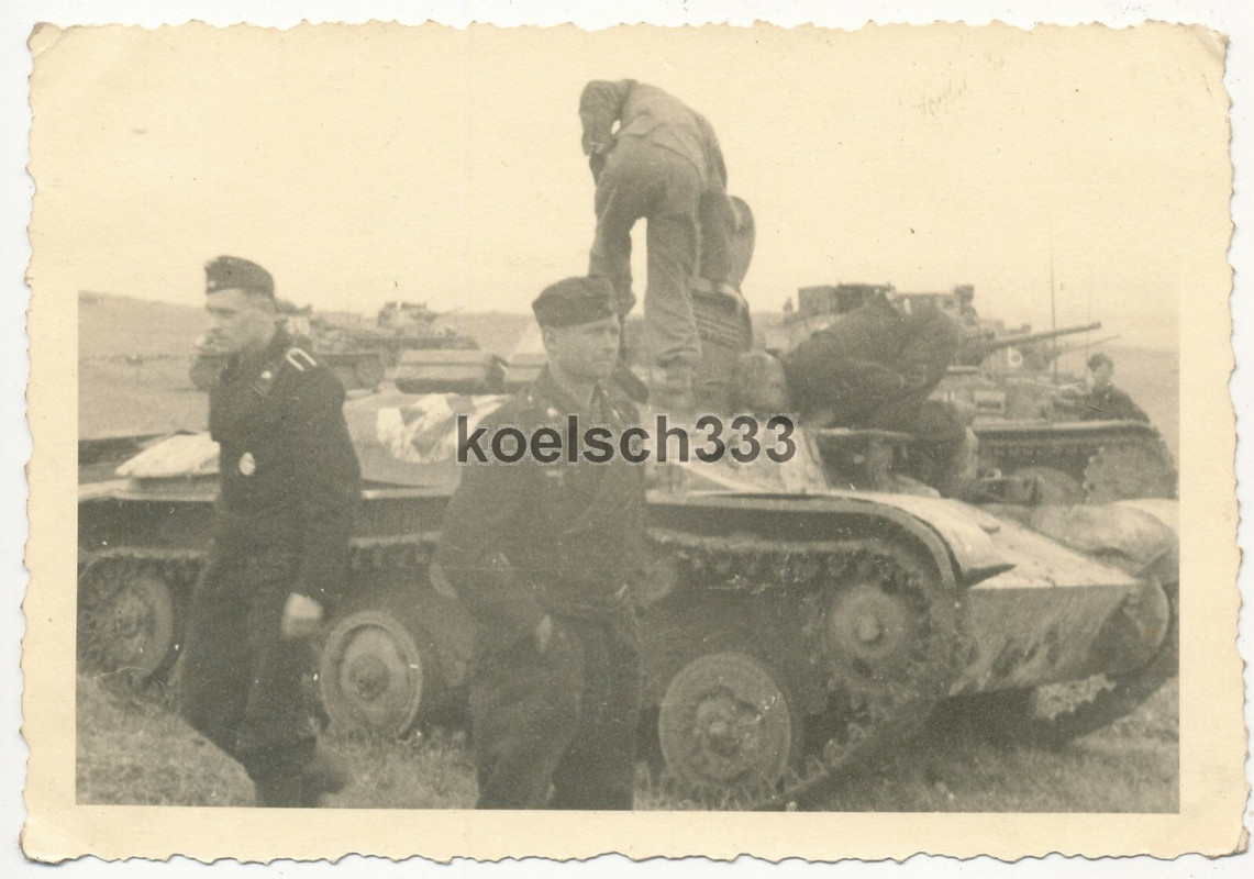 Foto Panzermänner am russischen Beute Panzer mit Fliegerkennung auf der Krim