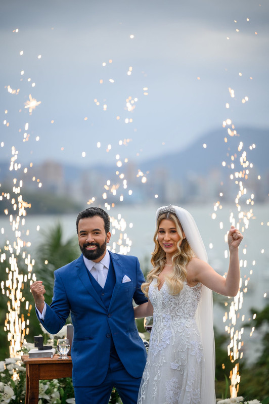 Noivos celebrando a cerimônia com fogos