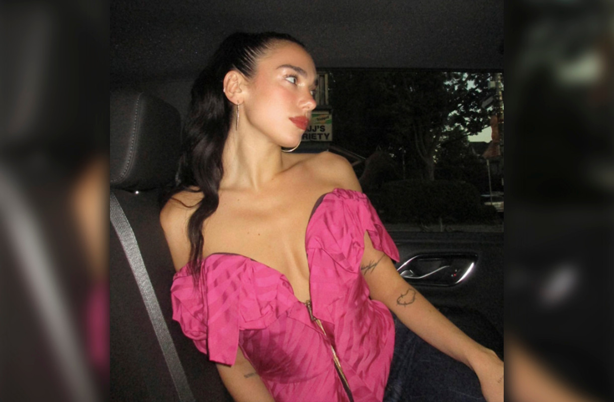 Dua Lipa impacta con coqueto vestido negro de Saint Laurent