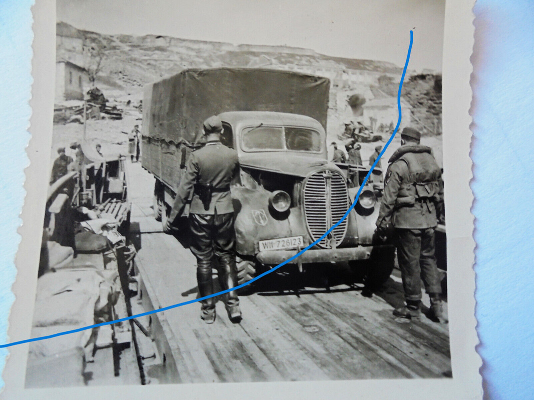 Krim Russland 2WK - deutscher Marinefährprahm  Entladung Auto - Div. Abzeichen