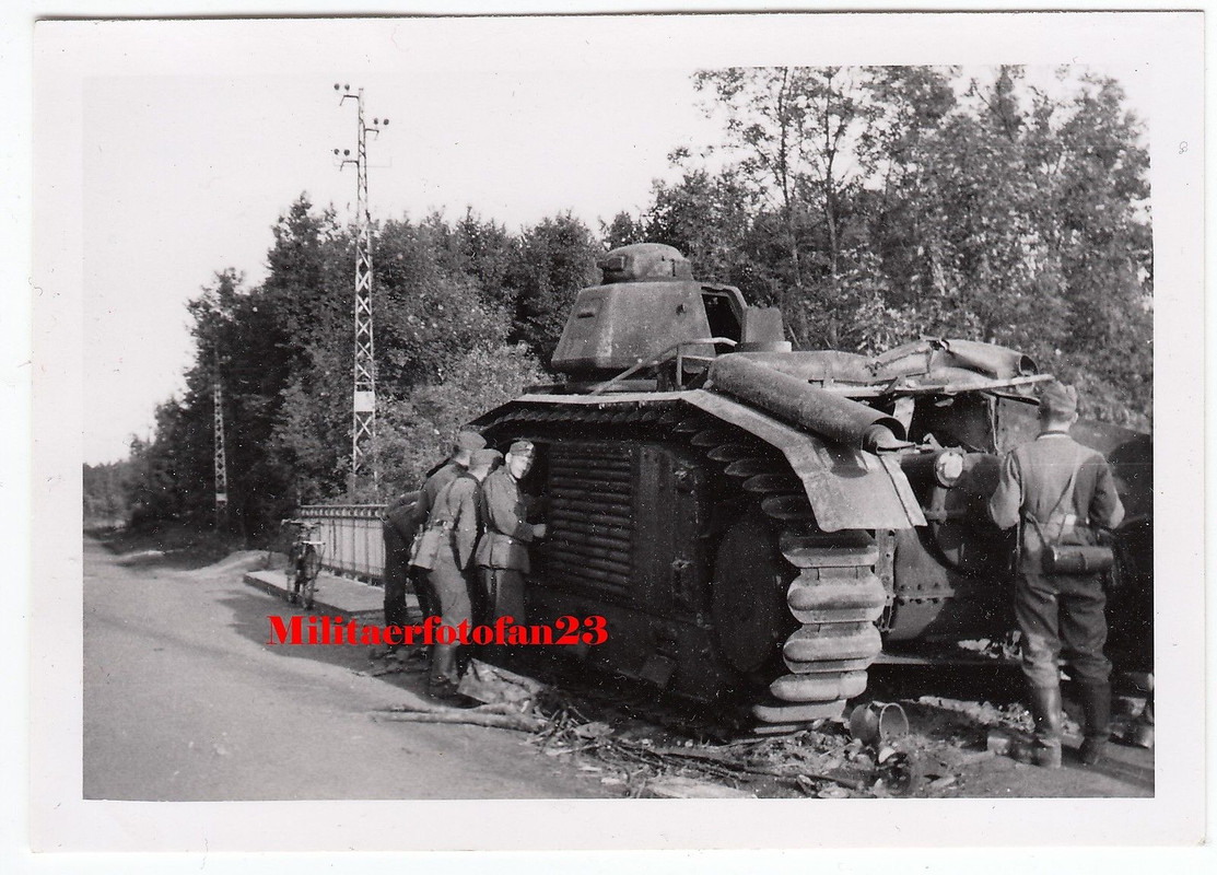 Wehrmacht Soldaten am französischen Panzer Renau
