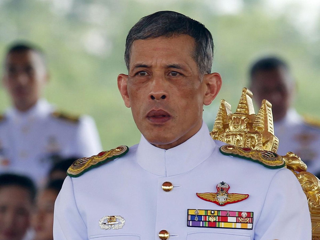 Encarcelan a hombre en Tailandia por pegar una calcomanía en foto del rey