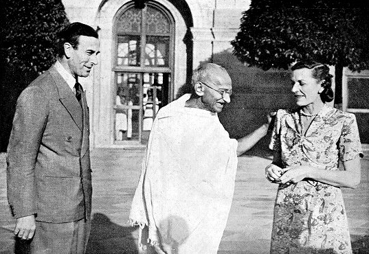 Gandhi con Lord y Lady Mounbatten, 1947 Gandhi con Lord y Lady Mounbatten, 1947