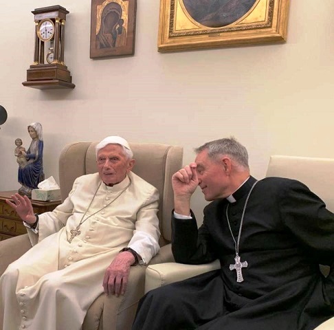 Benedetto XVI, l’essere cristiano mi dona l’amicizia con il giudice delle mia vita dans Articoli di Giornali e News Una-recente-foto-di-Benedetto-XVI-e-l-arcivescovo-G-nsw-ein-al-Mater-Ecclesiae