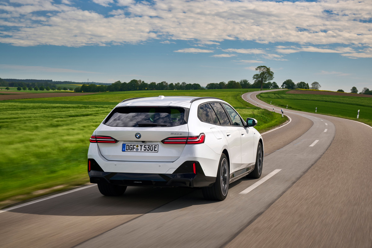 P90551885_highRes_the-new-bmw-530e-tou