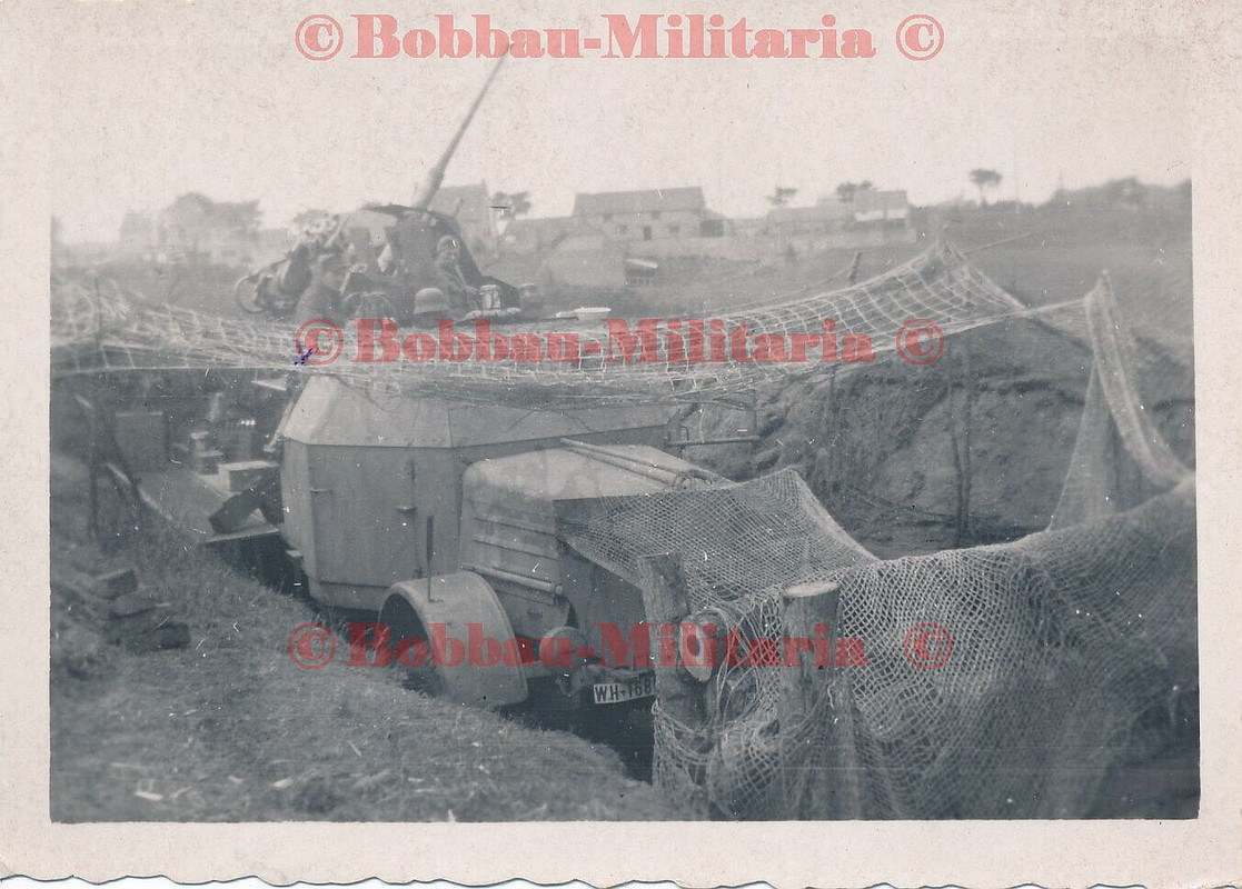 Foto Halbkette SdKfz 7-2 mit 3,7cm FLAK 37 Aufbau in Stellung Tarnnetz (2)