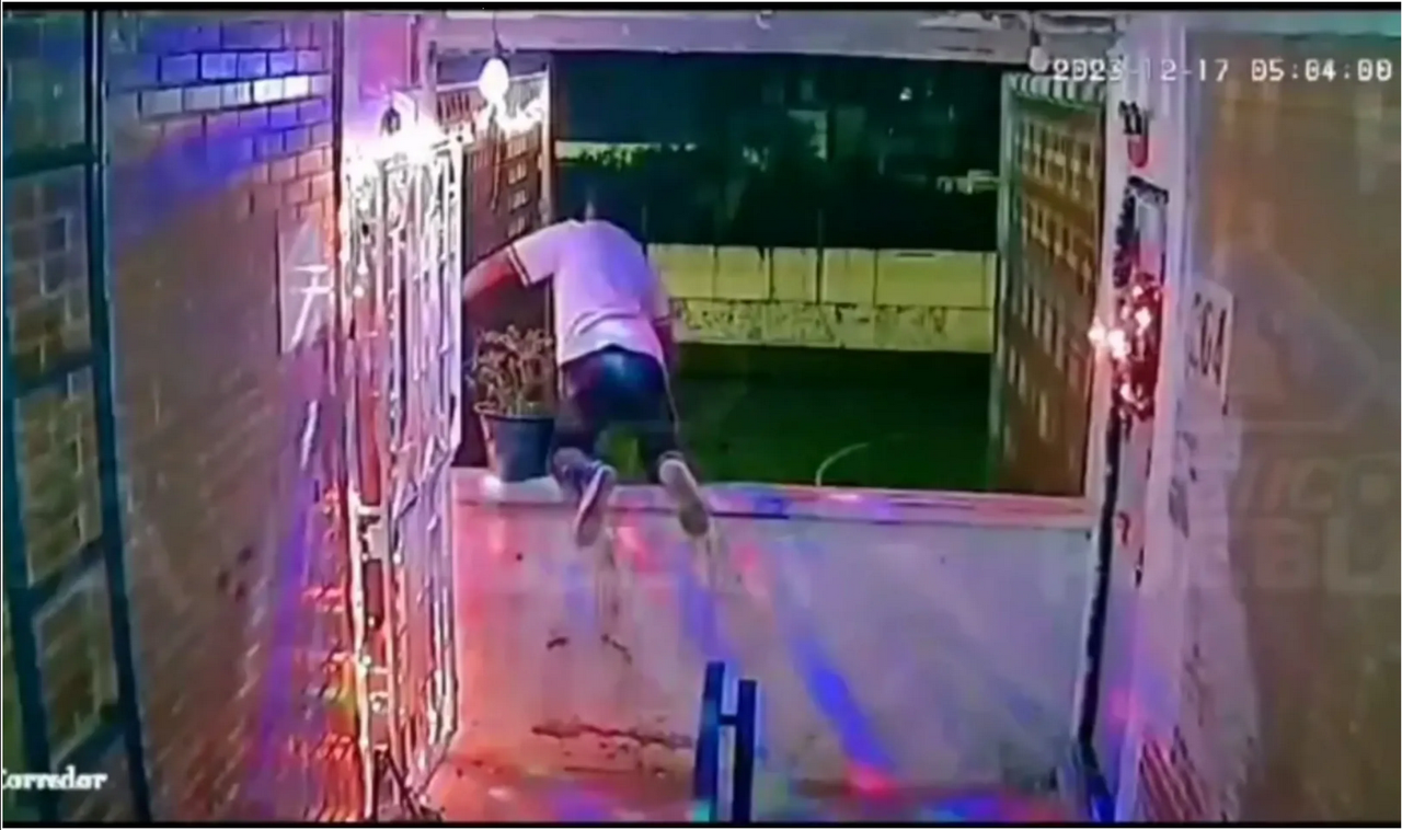 Exhiben a sujeto robando calzones de un tendedero de Puebla (video)
