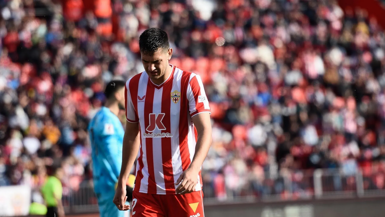 ¿Qué le pasó a César Montes? ‘El Cachorro' sale lesionado en Valencia vs Almería