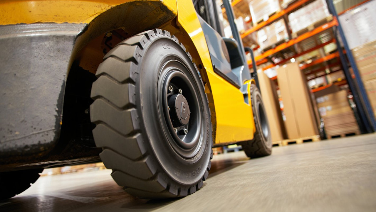 Пневматические шины вилочного погрузчика с протектором для работы в складских условиях