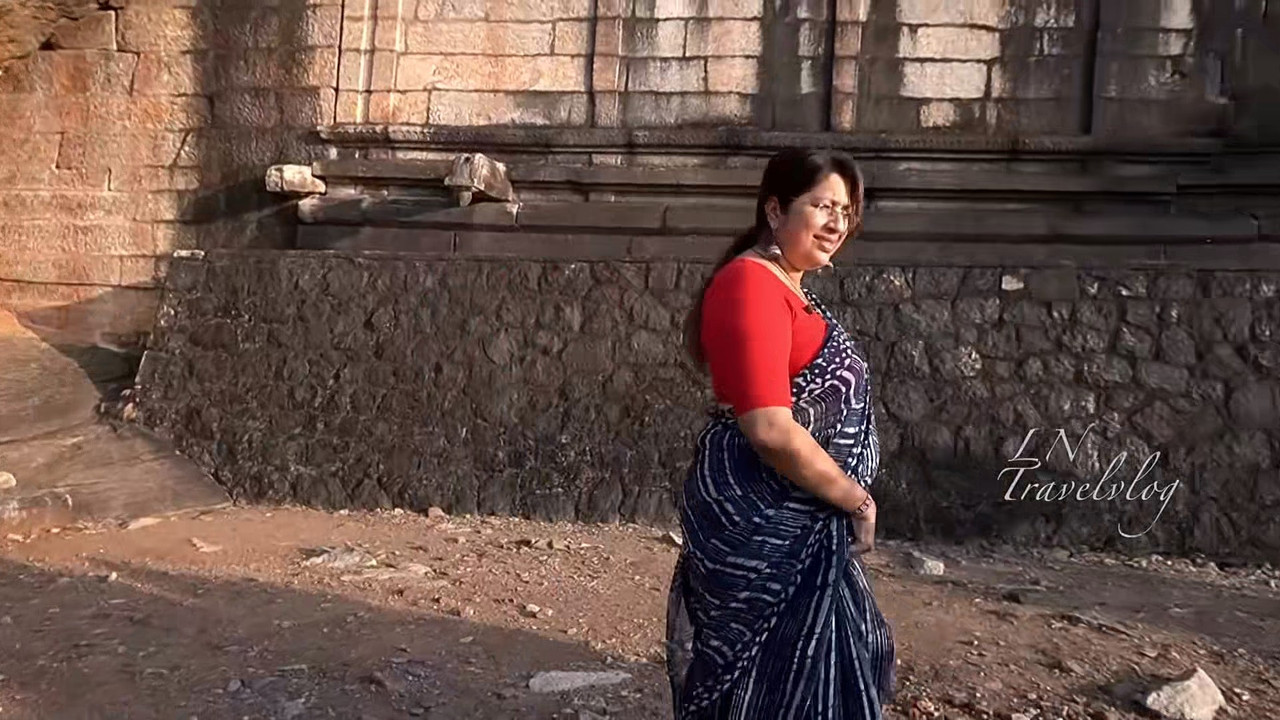 Lekshmi Nair Navel Slips,Huge Boobs and Ass.mkv_snapshot_00.12.154