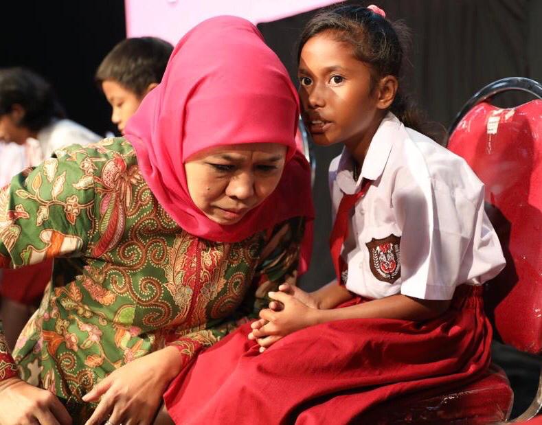 Gubernur Jatim bersama salah satu anak SD